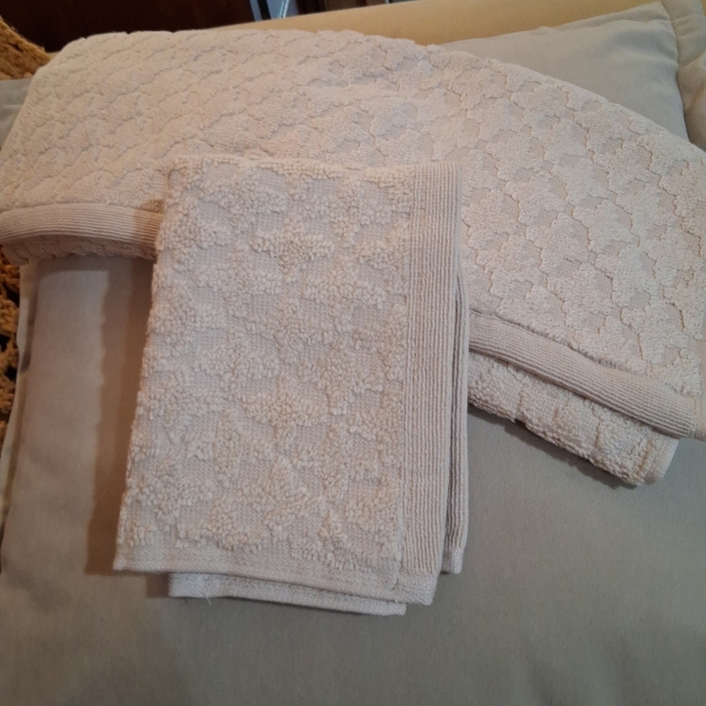 Kohl's Cream Textured Bath Towel Set ** Simply Vera **